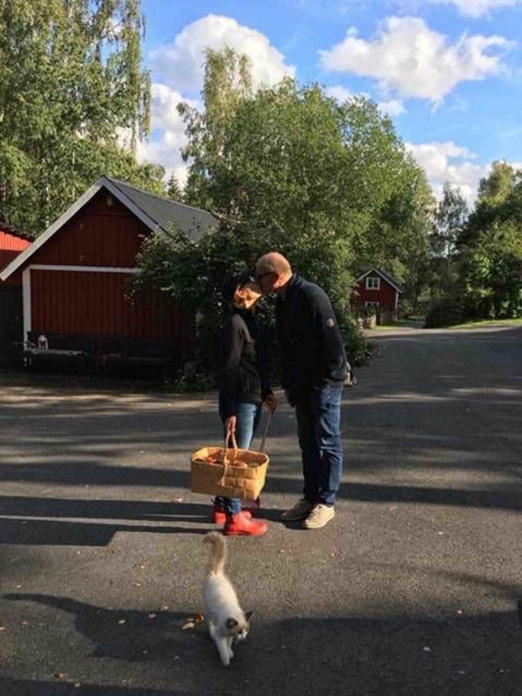 Kristina och Janne tillbaka på gården utanför Vimmerby kort efter sjukhusvistelsen. Idag ser de annorlunda på livet. Bild: Privat Kristina och Janne Alsér har varit gifta i 40 år. Nu får de fler år tillsammans