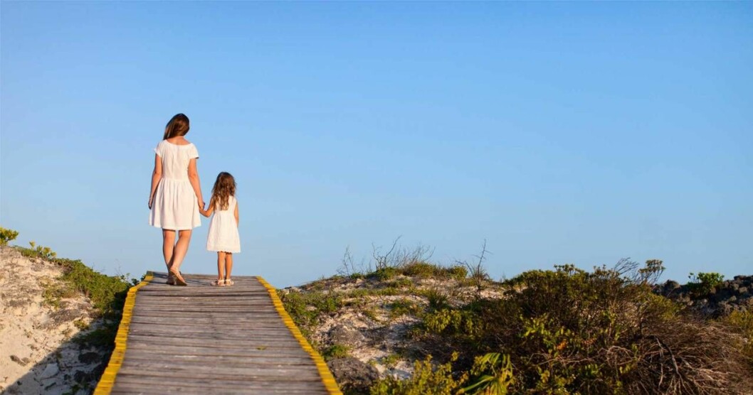 Nu slipper Nora gråta sig till sömns på grund av sin plågoande. Men vägen till ett normalt liv är lång och kräver traumaterapi för hela familjen. Foto: Shutterstock/TT Nu slipper Nora gråta sig till sömns på grund av sin plågoande. Men vägen till ett normalt liv är lång och kräver traumaterapi för hela familjen.