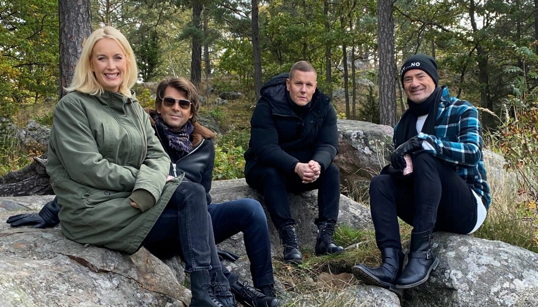 Jenny och Niklas Strömstedt tillsammans med Martin Kagemark och Christer Björkman. Jenny och Niklas Strömstedt sitter ute i naturen tillsammans med Martin Kagemark och Christer Björkman under inspelningen av Tillsammans med Strömstedts.