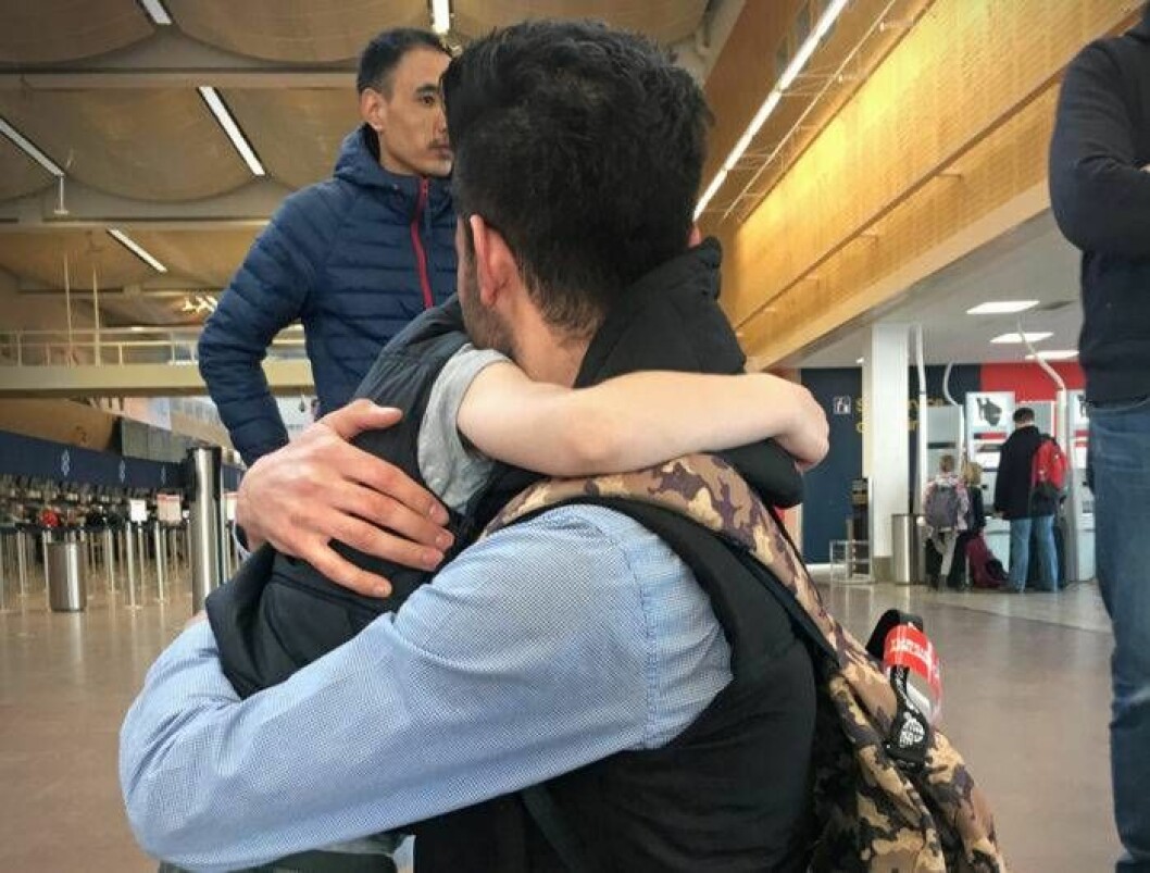 En sista kram innan det var dags för Sha att stiga ombord planet till Afghanistan. Bild: Privat