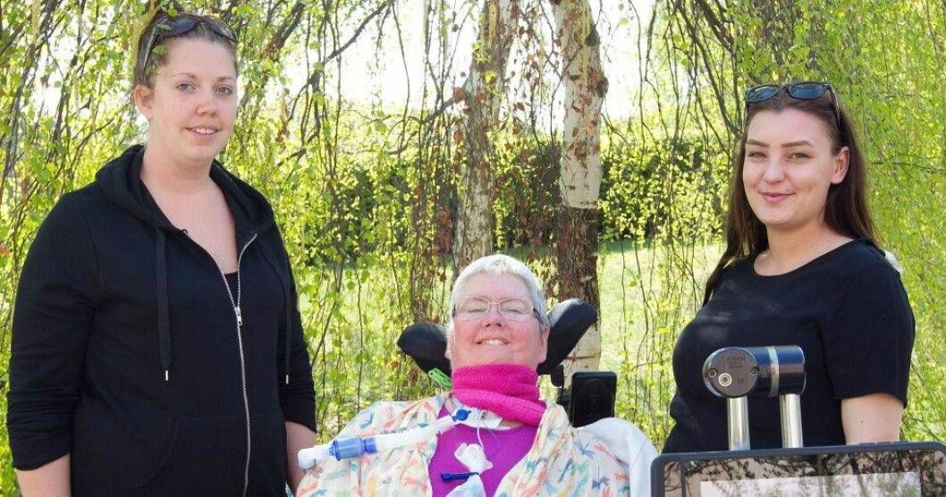 Tina Jansson får mycket hjälp av assistenter. På bilden syns Therese Jansson och Malin Öhgren som ofta får vara Tinas armar och ben. Tina Jansson med två av sina assistenter.