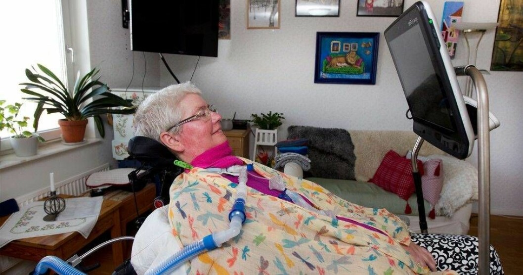 Tina Jansson spenderar stora delar av dygnet i sin permobil. Sjukdomen ALS har gjort henne förlamad. Tina Jansson i permobil framför sin dator.