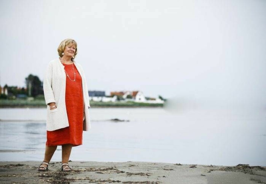 – Idag kan jag tömma diskmaskinen och gå förbi en lövblås, tack vare KBT-behandlingen, säger Eva Kagrell. Medelålders kvinna i blond page, med röd klänning och vit kofta står vid havsvik.