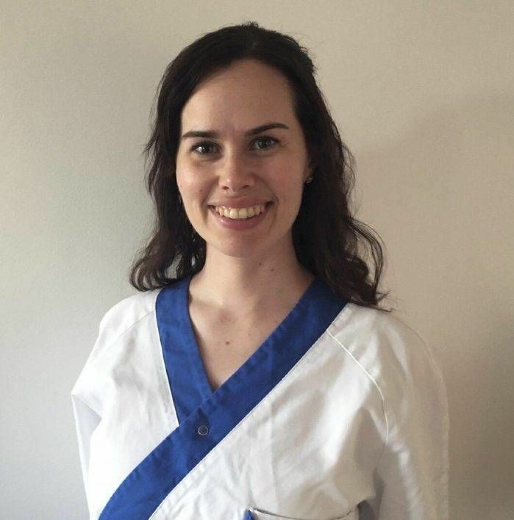 Lisa Nordin är psykolog vid Hörsel- och balansmottagningen på Akademiska sjukhuset. Ung mörkhårig kvinna i vit blus med blå kantband.