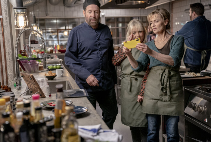 Sussie Eriksson tillsammans med Peter Stormare och Marie Richardsson under inspelningarna av filmen <em>Tisdagsklubben</em>, som har premiär i början av 2022. Peter Stormare, Sussie Eriksson och Marie Richardsson under inspelningarna av filmen Tisdagsklubben.
