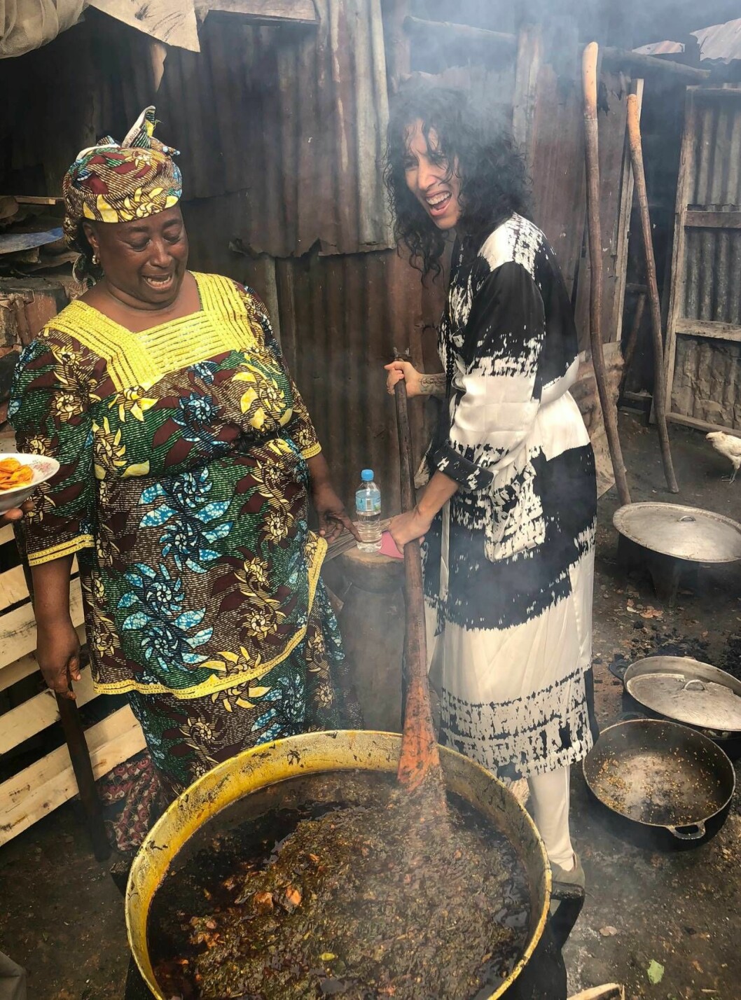 Titiyo och hennes åtta syskon reste till Sierra Leone för att begrava Ahmadu i hans hemby. Det kom flera hundra personer till begravningen och det krävdes mycket mat och förberedelser inför ceremonin. Titiyo hos släkten i Afrika