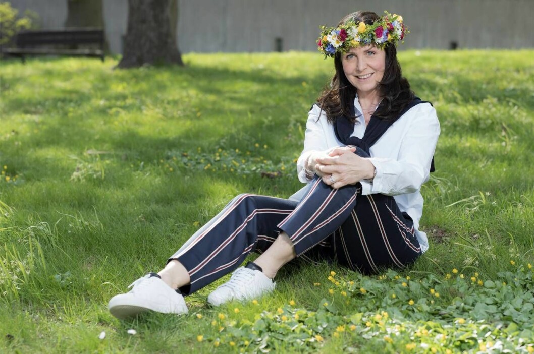 Titti Schultz har vant sig vid att gå upp tidigt och gillar inte att ligga i sängen för länge. Foto: Peter Ericsson Radioprofilen Titti Schultz sitter i gräset med blomsterkrans i håret.