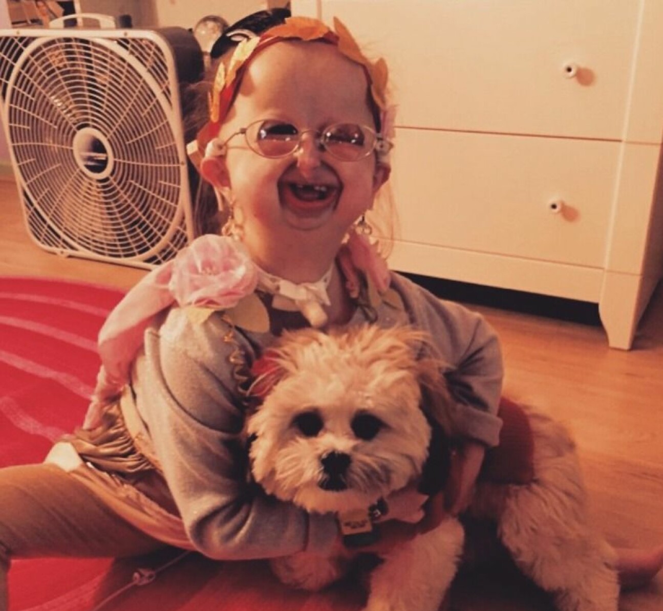 Michelle fick hunden Piper när hon var 16 år och hittar både tröst och glädje i sin fyrbenta vän. Kvinna med syndrom med sin hund.