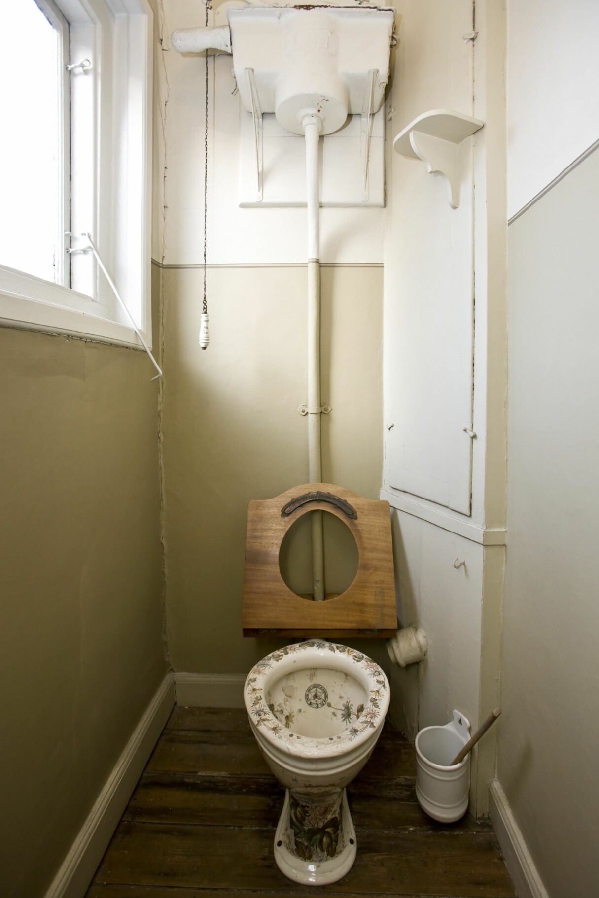 Vattenklosetten bidrog till att toalettvanorna förändrats. Här en från i original från 1892. Original WC från 1892