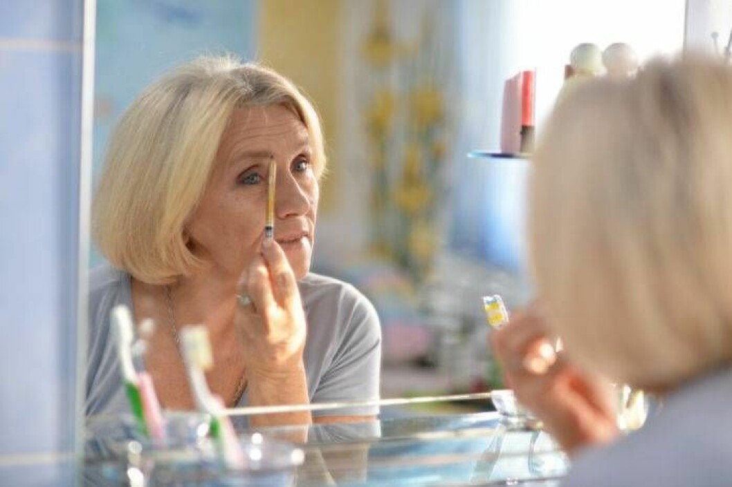 ”Nä, när jag ändå är här inne kan jag passa på att bättra på make upen med lånade prylar.” Foto: IBL Många gäster lånar dina saker på badrummet, exempelvis din make-up.