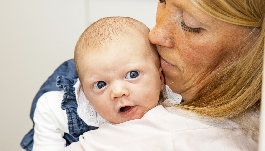 Lilla Lilly är lugn och trygg hos Camilla som inte visste om att hon var gravid. ”Jag känner mig lyckligt lottad”, säger den nyblivna mamman. Toalettbebisen Lilly är lugn och trygg hos mamma Camilla.