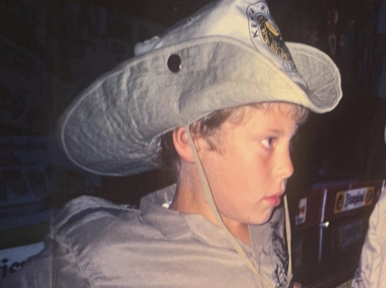 Tobias som 11-åring i Afrika. Tobias tillbringade flera av sina barndomsår i Tanzania ensam på en internatskola.