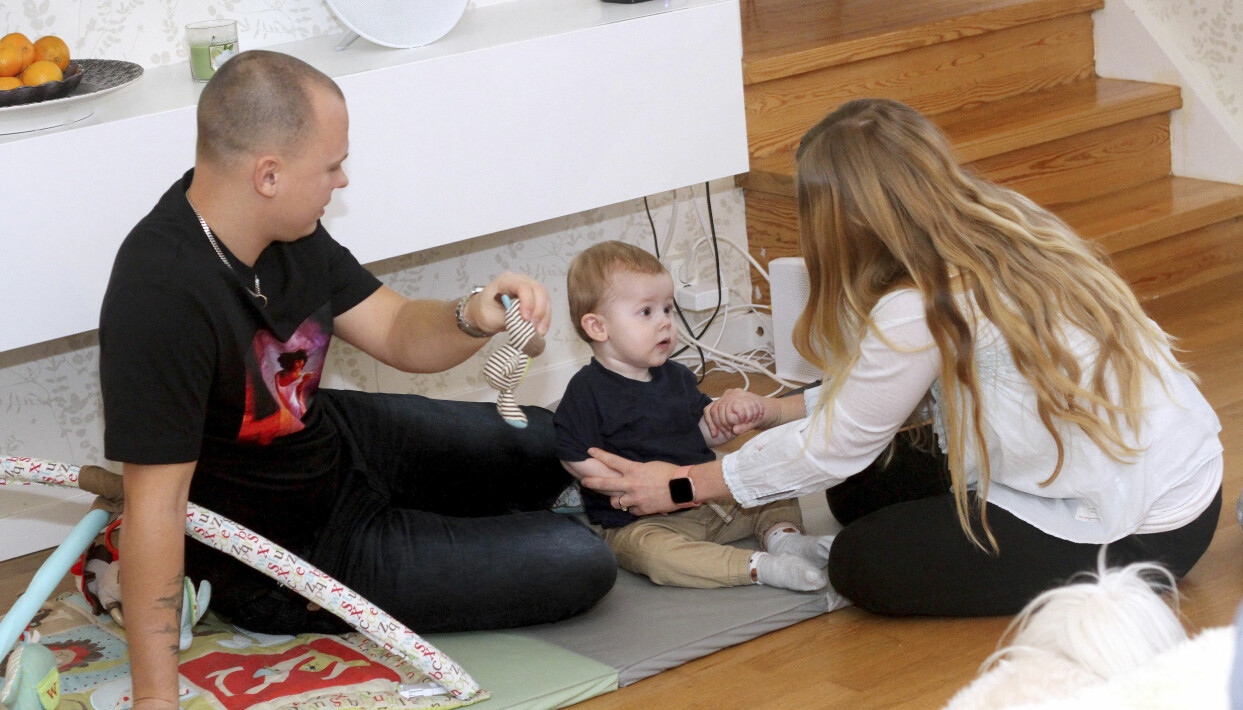 Planen är att Elton ska börja i en förskola specialiserad på barn med diagnoser. Foto: Susanne Stamming Tom, Linda och Elton sitter på en mjuk matta i familjens vardagsrum och leker.