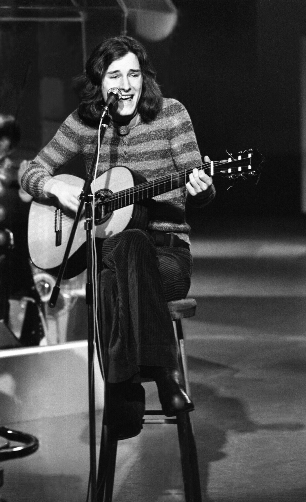 Deltagandet i Melodifestivalen 1972, med låten <span class=" italic" data-lab-italic_desktop="italic">Då ska jag spela</span>, blev startskottet för artistkarriären. Tomas Ledin sitter på en hög pall och spelar gitarr under sitt deltagande i Melodifestivalen 1972.