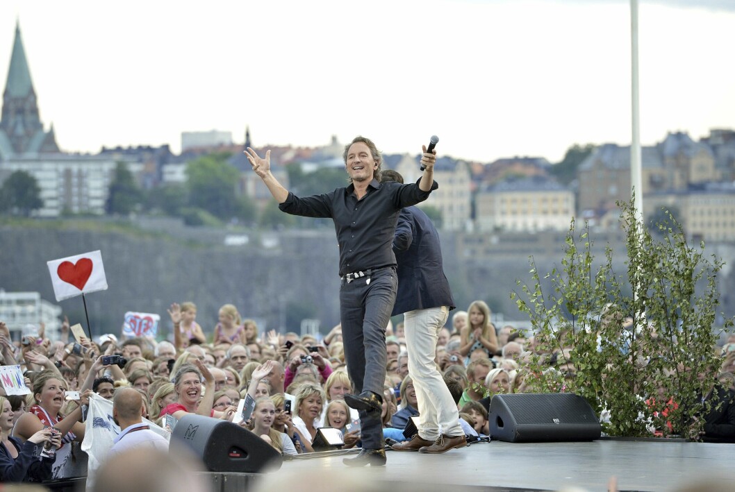 Stämningsfulla sommarkvällar och Tomas Ledin hör liksom ihop och har alltid gjort det. Här en junikväll i Allsång på Skansen för snart tio år sedan. Tomas Ledin trivs på Skansen-scenen en sommarkväll, med publikhavet nedanför sig.
