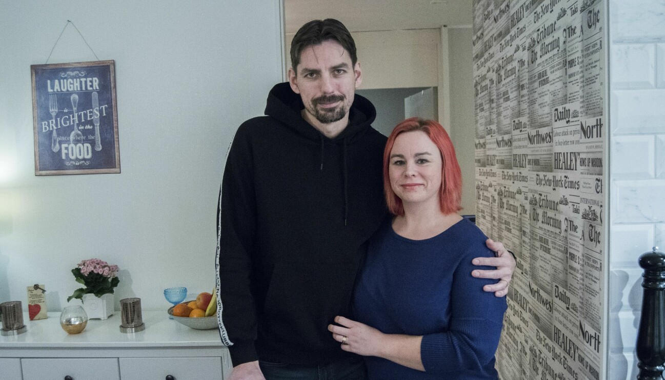 Paret Tommy och Lisa Wall i sin lägenhet i Luleå.