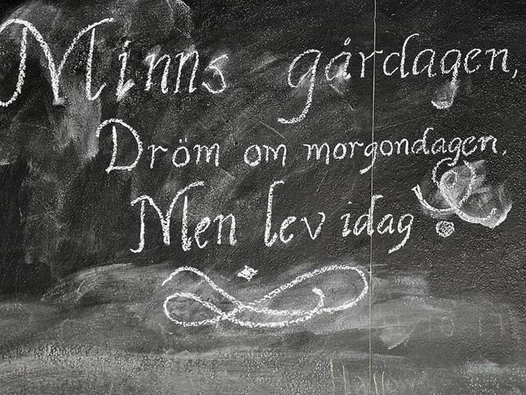 I köket hänger griffeltavlan med de viktiga orden som Marianne skrev efter att ha kommit hem från sjukhuset. Griffeltavla med fina ord