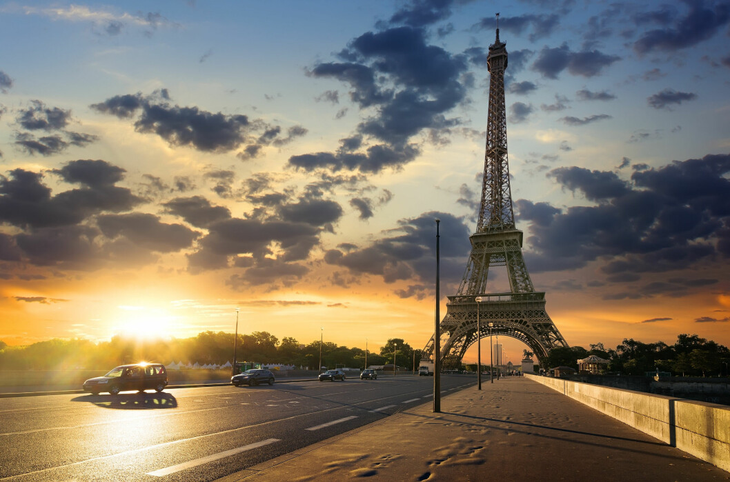 Eiffeltornet i soluppgång Paris