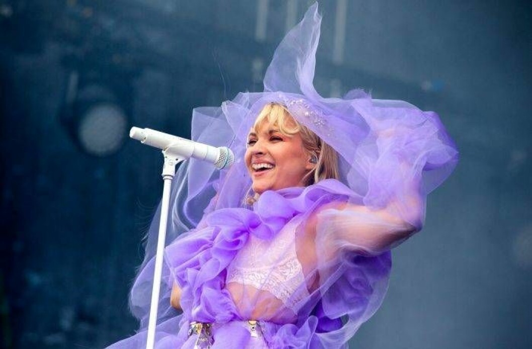 Tove Styrke uppträder på musikfestivallen Lollapalooza i Stockholm 2019.