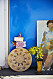 Träbricka, tavla och en stort dillknippe lutas mot en klarblå vägg.