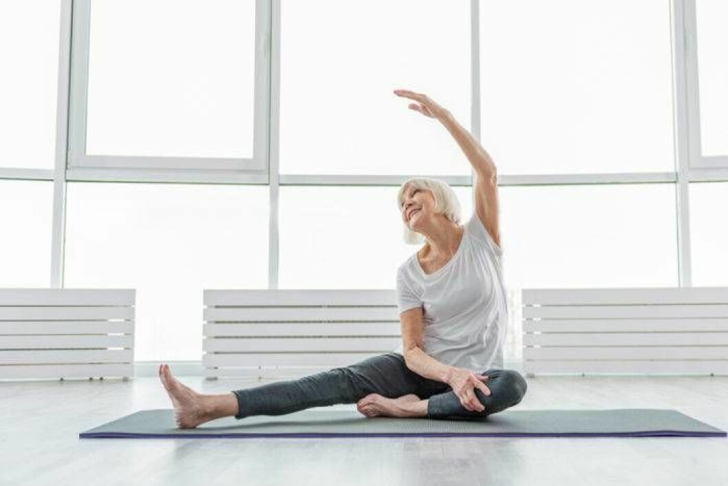 Kvinna gör yoga.