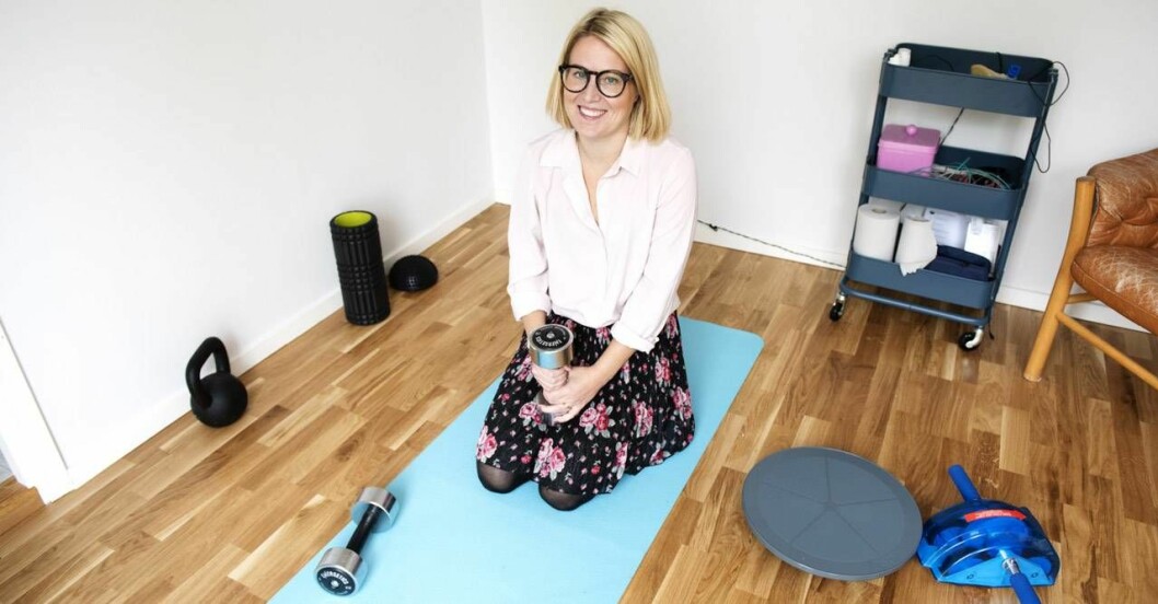 En viktig del av behandlingen vid cystisk fibros är att lösa upp och få bort det sega slemmet från lungorna. För Lisas del innebär detta dagliga, timslånga andningsgympa och inhalationer. Foto: Theresia Köhlin Lisa har cystisk fibros och tränar dagligen för att hålla sjukdomen i schack