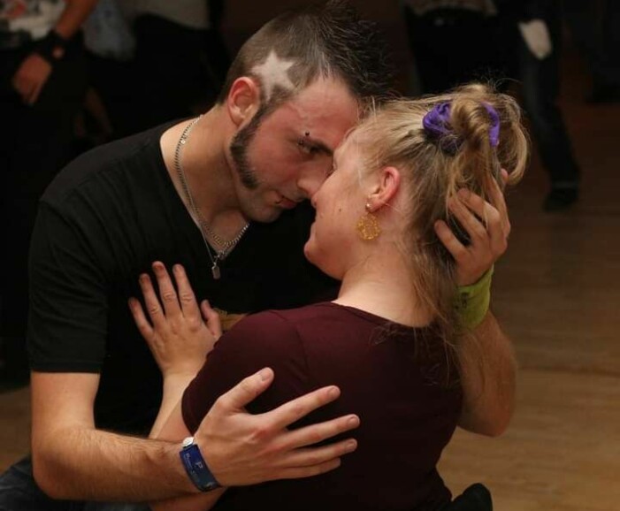Zanna Petersson och Jocke Odelberg dansar på Göteborgs motionsdans, en förening som har dans en gång i veckan. Zanna och kompisen Jocke motionsdansar.