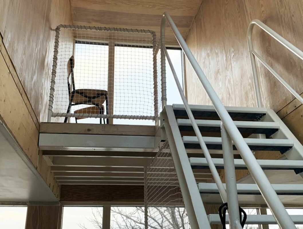 Containerhuset rymmer bland annat en återbrukad trappa, från en nedlagd militärförläggning. Foto: Privat Trappan från den nedlagda militärförläggningen leder upp till översta våningen.