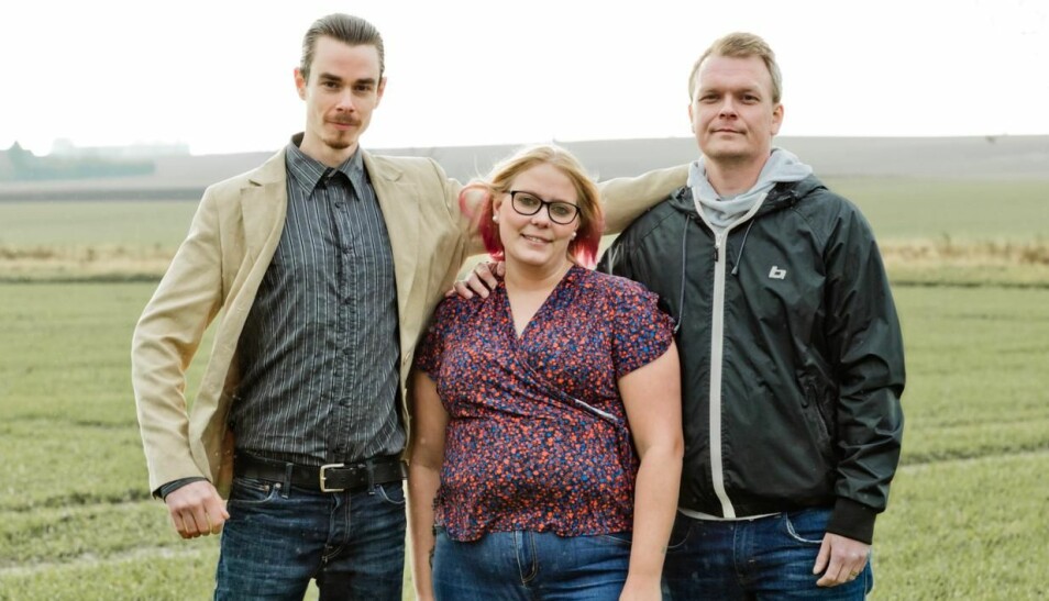 Patrik är evigt tacksam över sina räddande änglar Emma och Martin. Tre personer stående på ett fält; Patrik, Emma och Martin.