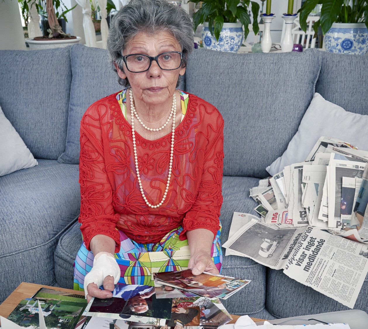 När Josefa träffade sin blivande sambo Gert Green var han hennes chef. ”Vi hade mycket gemensamt”, säger Josefa Engkvist. Josefa Engkvist sitter bland gamla tidningsurklipp om trippelmordet i Klippan och bilder på Gert Green.