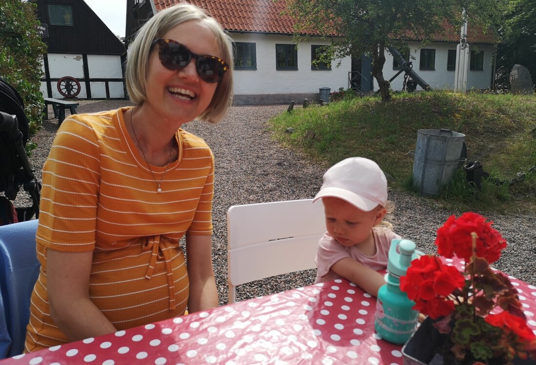 Tumören i Ebbas mage växte sig så stor att hon snart fick ta fram sina gamla gravidkläder. Här fikar hon tillsammans med dottern Leonore, sommaren 2020.