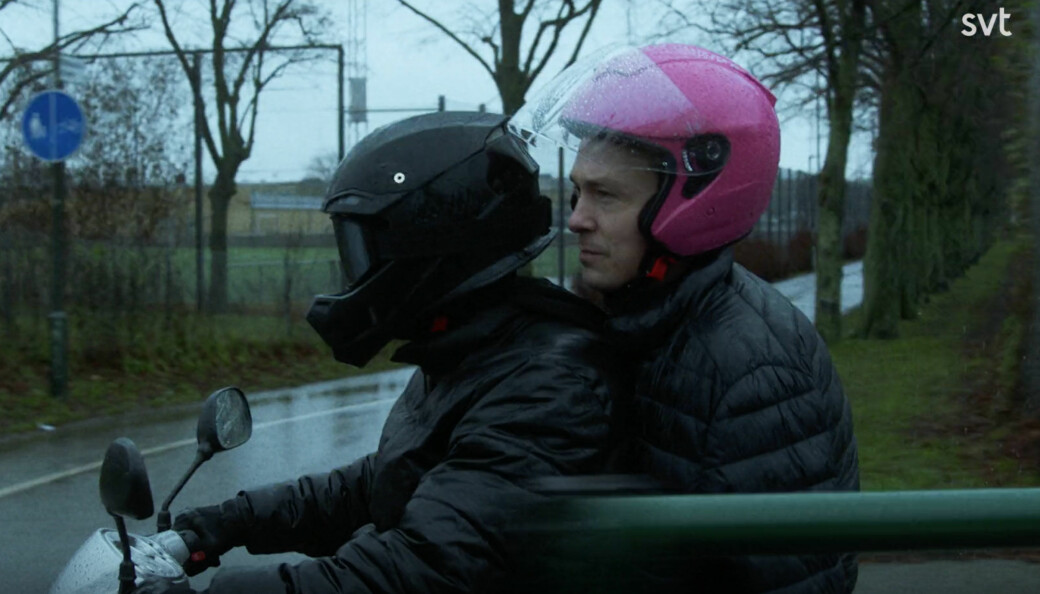 Magnus (Oscar Töringe) får skjuts hem med Nami (Alan Beqiri) på hans lånade moppe. Polisen Magnus får skjuts av Nami på hans moppe i en scen av SVT-serien Tunna blå linjen.