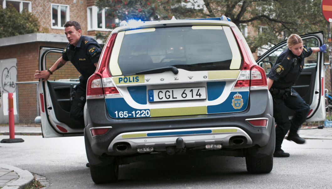 Oscar Töringe och Amanda Jansson som poliserna Magnus och Sara i <em>Tunna blå linjen</em>. Oscar Töringe och Amanda Jansson som poliserna Magnus och Sara i en scen i tv-serien Tunna blå linjen.