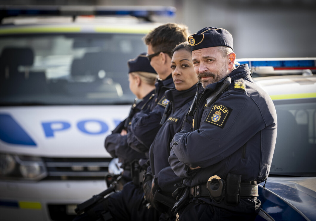 Per Lasson, närmast i bild, med Anna Sise, Oscar Töringe och Amanda Jansson vid inspelningen av Tunna blå linjen säsong 2 i Malmö i våras. Per Lasson med kollegor vid inspelningen av Tunna blå linjen, säsong 2.