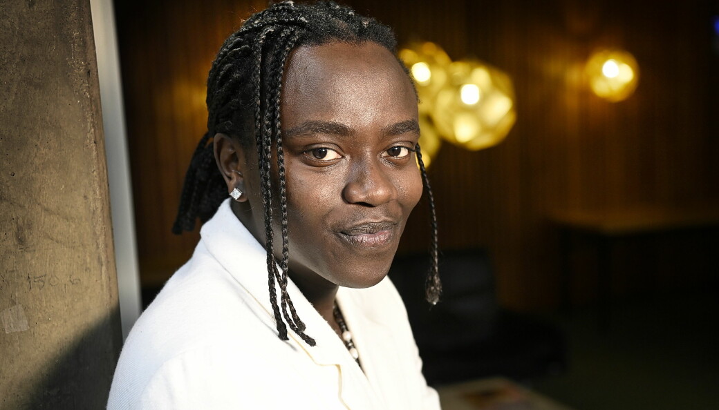 Tusse föddes i Kongo-Kinshasa men bor i dag i Dalarna tillsammans med sin bonusfamilj. Tousin ”Tusse” Chiza tävlar i Eurovision song contest i Rotterdam 2021.