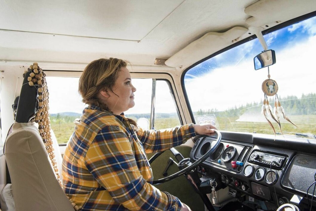 Tillsammans med Hjördis utforskar Susanne sina närområden. ”Det finns så mycket att upptäcka runt knuten!” Tv-kocken Susanne Jonsson kör sin charmiga buss Hjördis