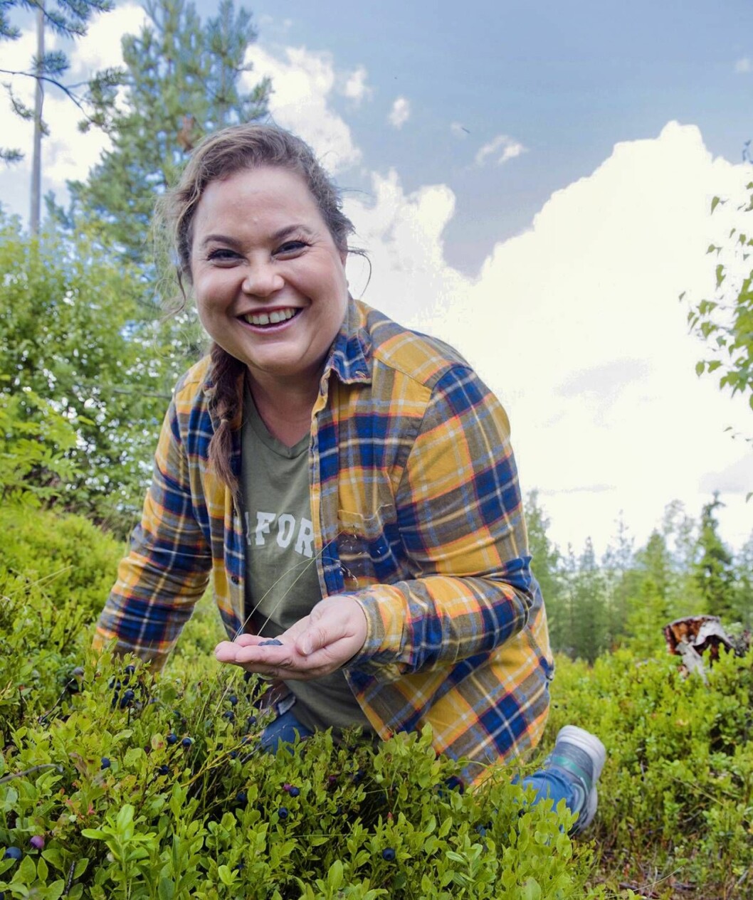 Susanne njuter av friheten och närheten till naturen. Tv-kocken Susanne Jonsson letar bär i naturen