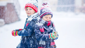 När det snöar vistas vi utomhus mera och får dessutom en högre dos ljus eftersom det reflekteras i snön. Foto: Shutterstock/TT Två barn leker utomhus i snön.