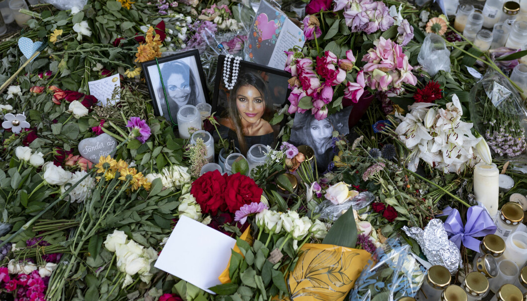 Karolin Hakim mördades i Malmö den 26 augusti 2019. Två bilder på Karolin Hakim tillsammans med blommor och ljus på platsen i Malmö där hon dödades i augusti 2019.