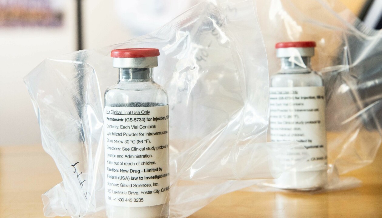 Remdesivir är framtaget av läkemedelsföretaget Gilead Sciences. Foto: Ulrich Perrey/AFP/TT Två flaskor av läkemedlet remdesivir.