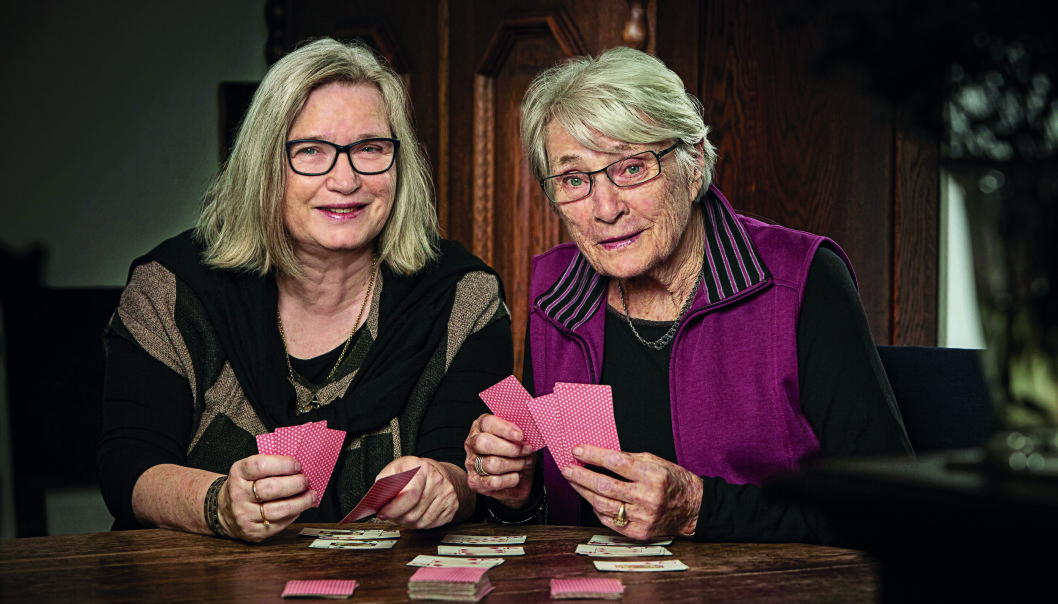 Anette och Ellen bor ihop. Två kvinnor, mor och dotter, som spelar kort.