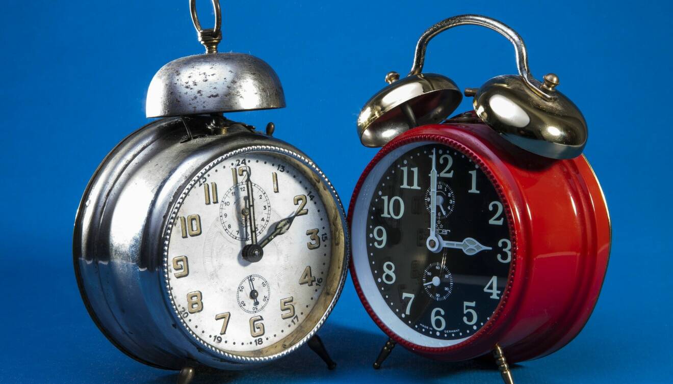 Två väckarklockor, en visar 02.00 den andar 03.00 som symboliserar sommartiden.