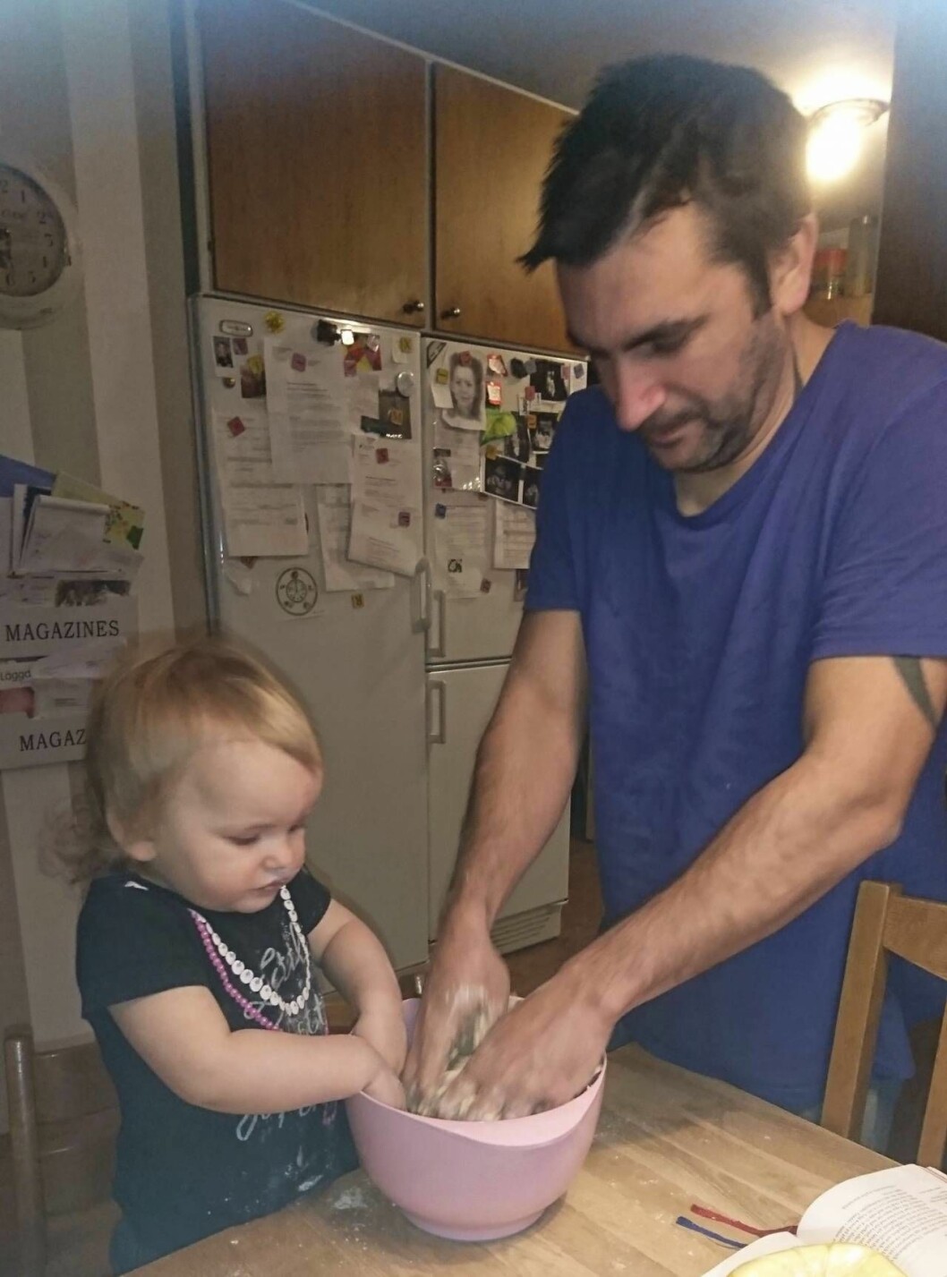 Miranda och Benny hemma i köket innan den tragiska olyckan vände upp och ner på livet. Foto: Privat Benny med bakar med dottern Miranda
