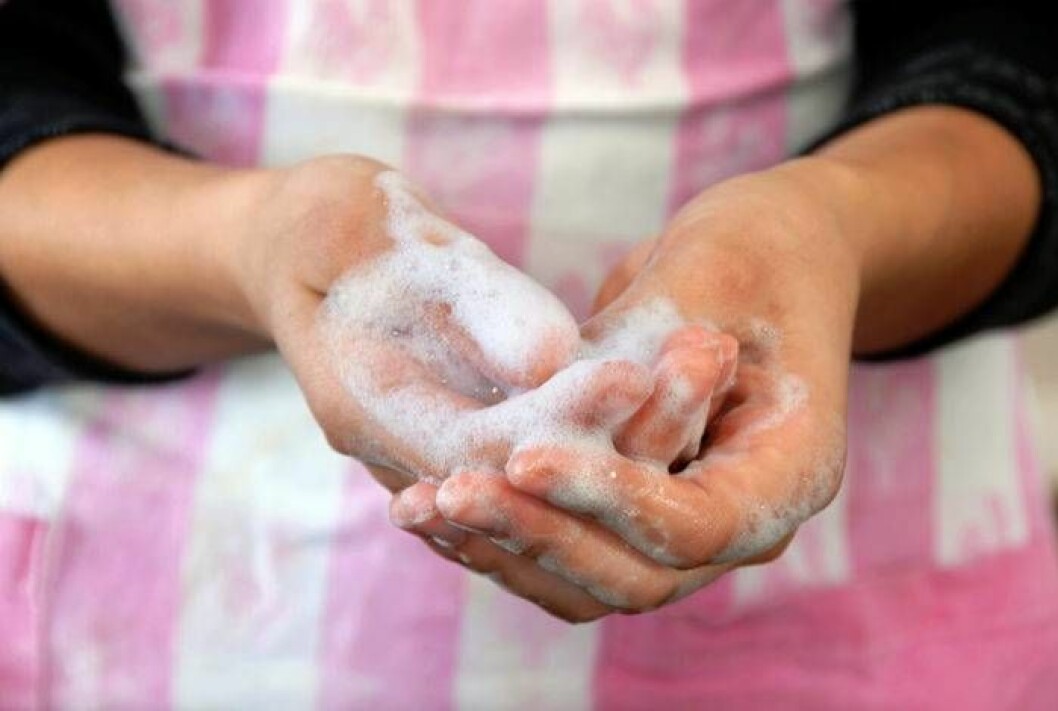 Foto: Shutterstock/IBL Ta inte i kranen efter att du tvättat bort bakterier från händerna.