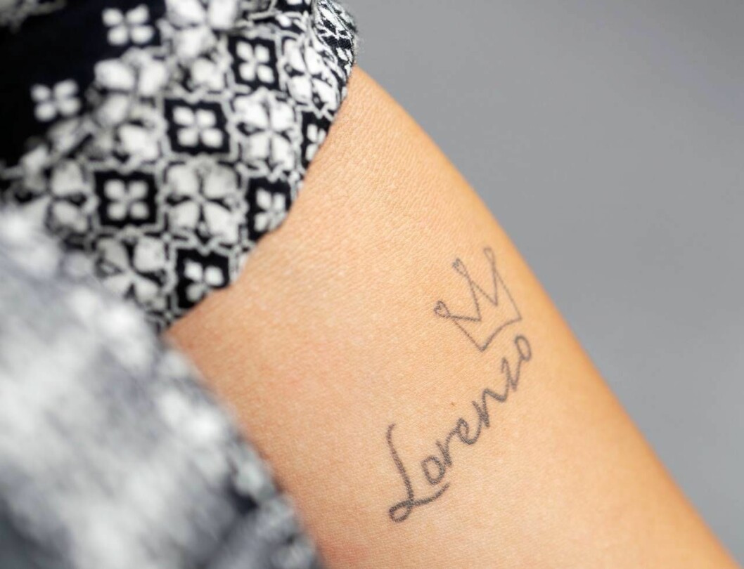 Ängla- sonen Lorenzo bär Johana alltid med sig, både i hjärtat och som en tatuering på armen. Detaljbild av Johanas tatuering med den döde sonen Lorenzos namn.