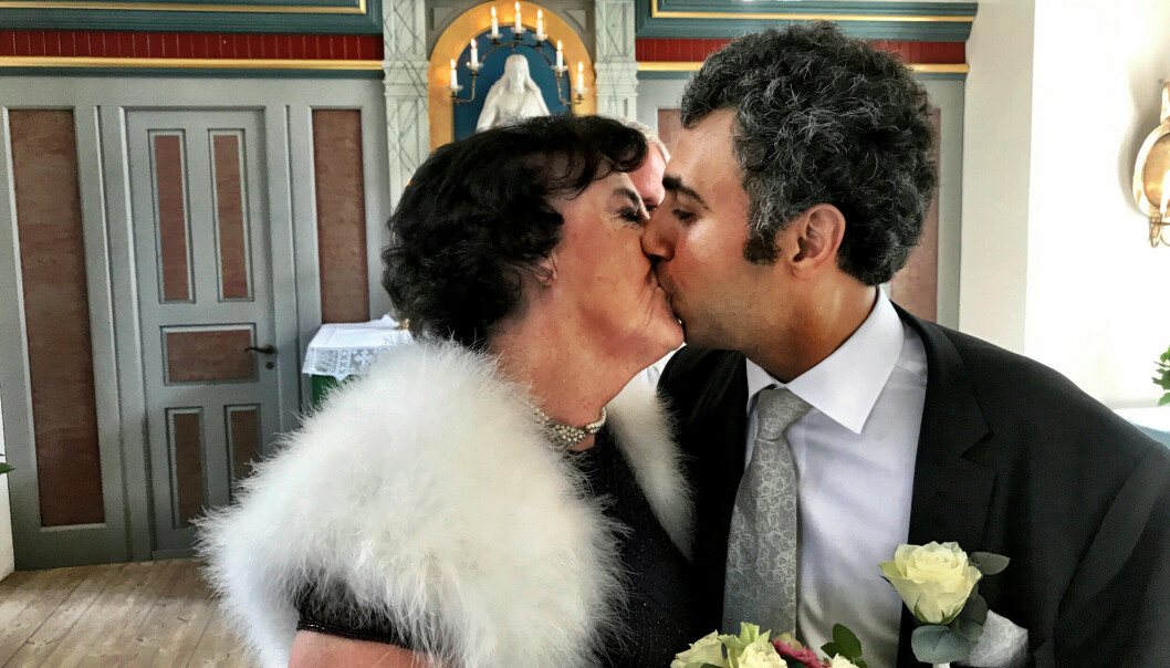 Ulla och Hamzeh gifter sig och pussas på bilden.