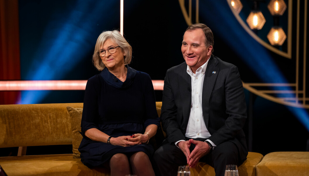 I Carina Bergfeldts nya program avslöjar Stefan Löfven bland annat vad han gav hustrun Ulla i julklapp – en aktivitetsklocka. Ulla och Stefan Löfven sitter i SVT:s soffa och blir intervjuade av Carina Bergfeldt.