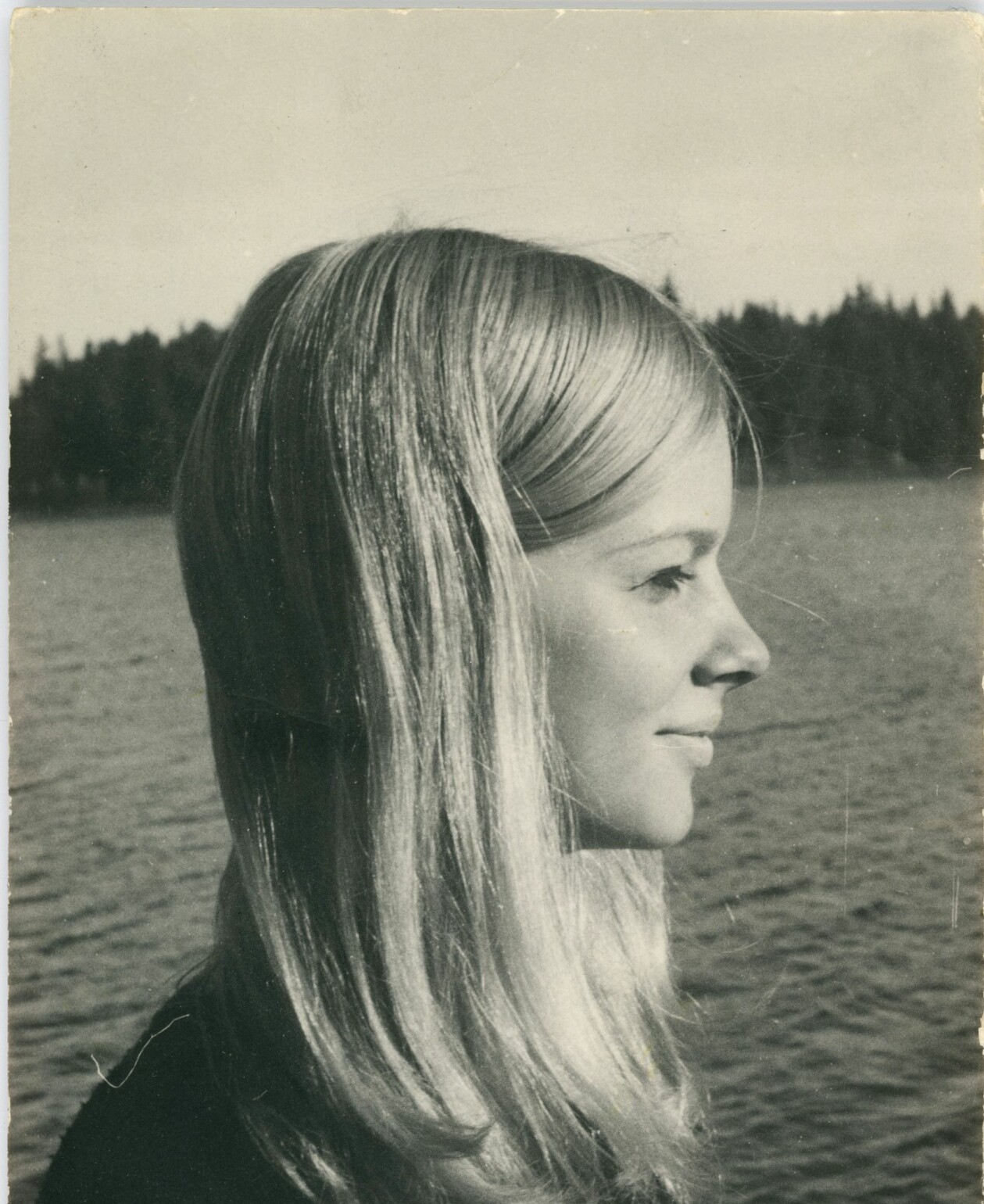 Monica var beredd att göra allt för att vara med Magnus, hon rymde flera gånger och förhållandet till mamman blev allt mer spänt. Ulrika Ewermans syster Monica som dog två år innan Ulrika föddes.
