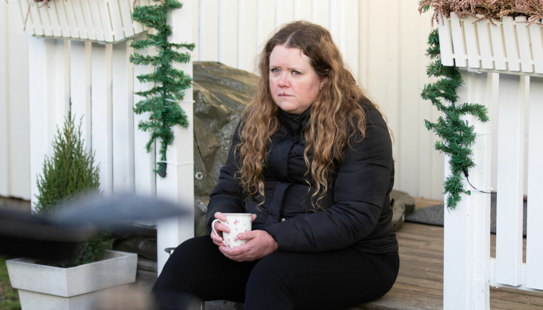 När Ulrika fick rådet att gå ut och ta en promenad, fast hon i själva verket hade en stor cysta i magen, kände hon sig både uppgiven och frustrerad. Ulrika Hägerstrand i Hasslö, Karlskrona, sitter på sin trappa med en kopp kaffe.
