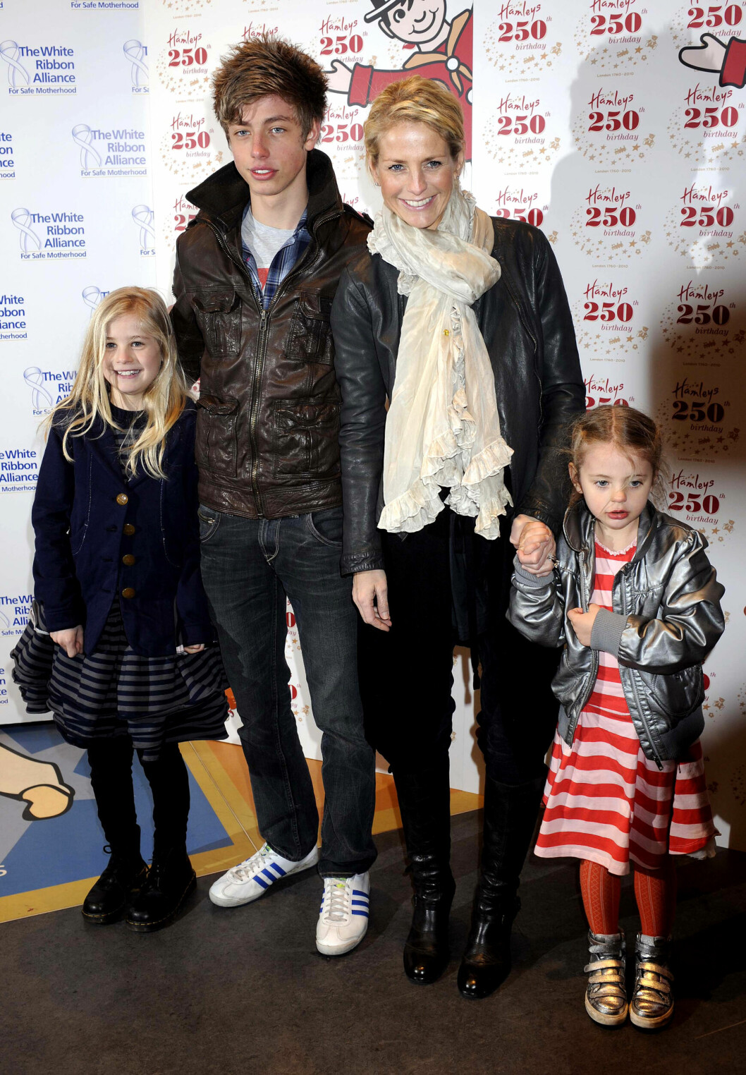 Ulrika Jonsson har varit gift tre gånger och har fyra barn. Här är tre av dem på premiär med mamma 2010.